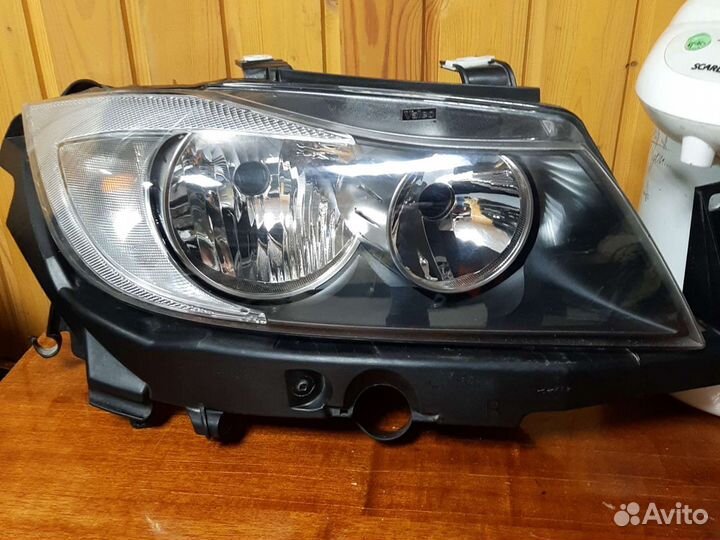 Фара BMW E90 правая с кронштейном