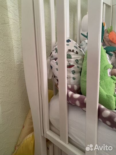 Детская кроватка с маятником