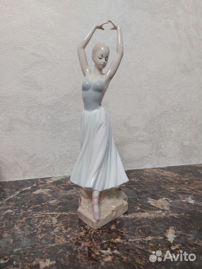Статуэтка фарфор