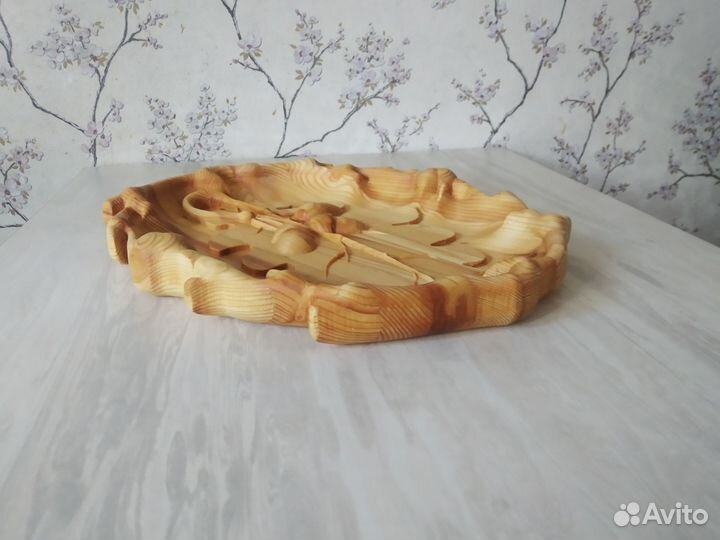 Доска резная деревянная для подачи блюд