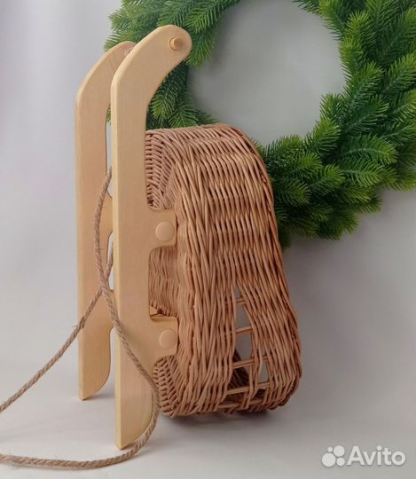 Санки плетеные для кукол. Санки под елочку