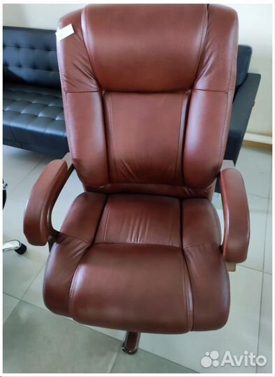 Офисное кожаное кресло