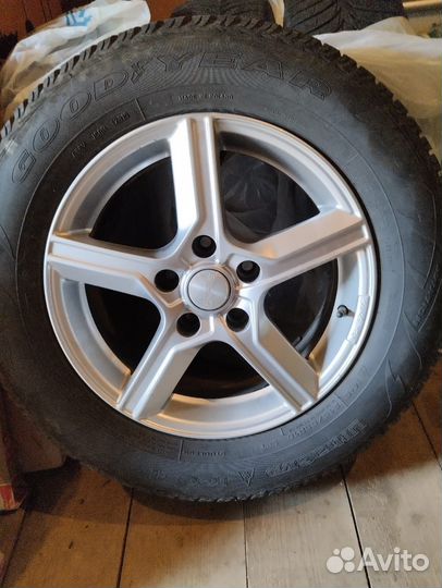 Goodyear UltraGrip Ice 215/65 R16