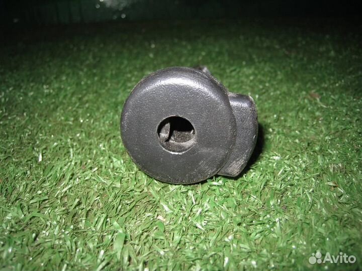 Направляющая подголовника Ford Maverick TM1 2005