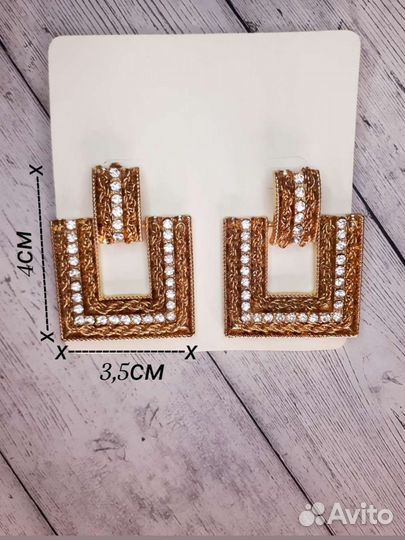 Серьги золотистые со стразами