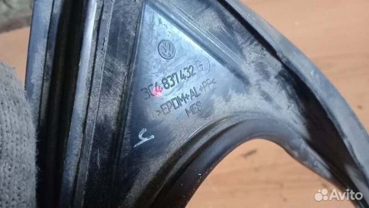 Уплотнитель стекла двери передний правый