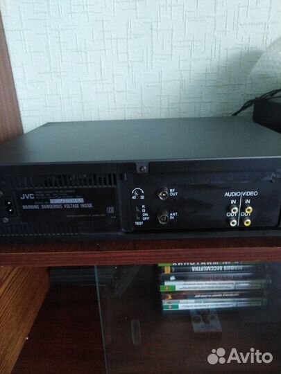 Видеомагнитофон JVC (Япония) HR-J1200A с кассетами