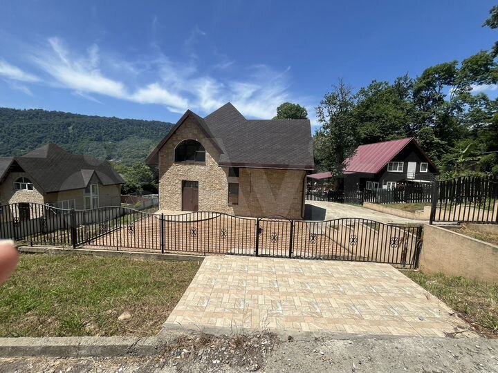 Дом 247 м² на участке 7,5 сот.