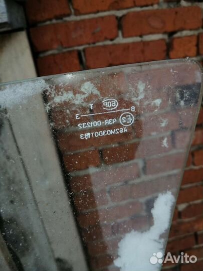 Боковое стекло