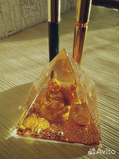 Сувенир пирамида подставка для ручек