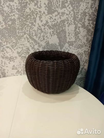 Кашпо из искусственного ротанга