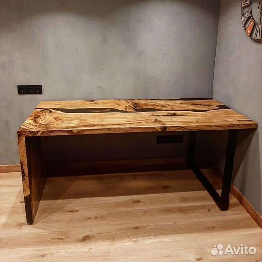 Стол с эпоксидной смолой