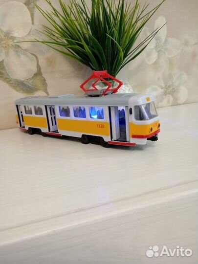Трамвай игрушка