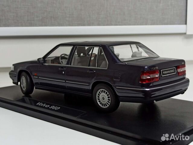 Volvo 960 Aubergine pearl 1:18