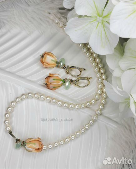 Колье из жемчуга с бутонами роз