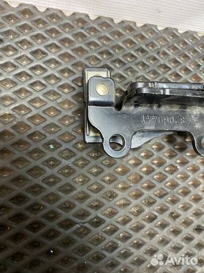 Петля решётки радиатора Volvo FH4 82060441