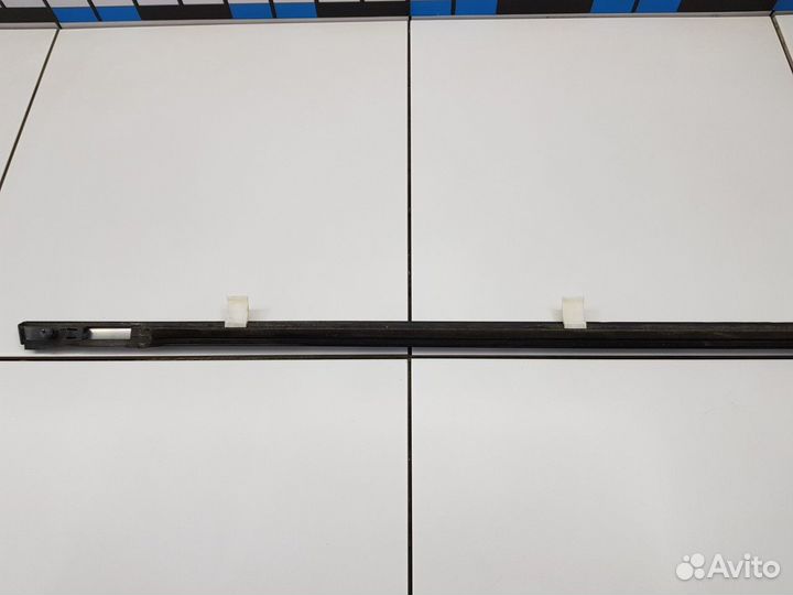 Молдинг стекла верхний передний левый