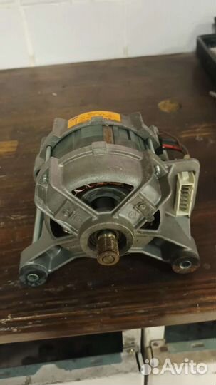 Двигататель стиральной машины Ariston