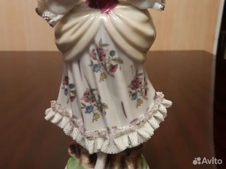 Фарфоровая статуэтка