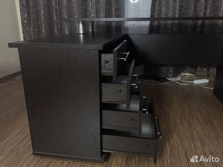 Угловой компьютерный стол