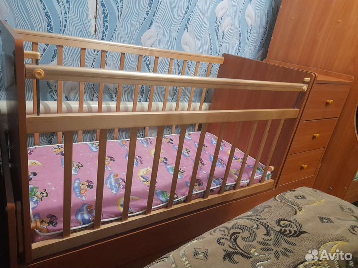 Детская кроватка с поперечным маятником