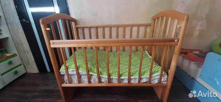 Детская кроватка с продольным маятником