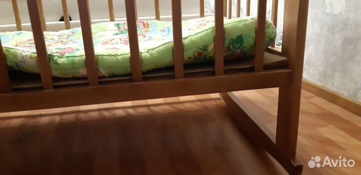 Детская кроватка с маятником и обычным матрасом