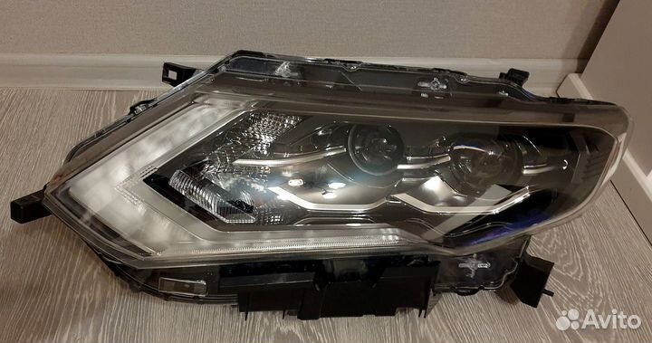 Передняя левая фара Nissan X-Trail LED