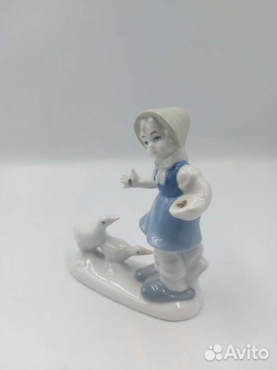 Статуэтка фарфор 