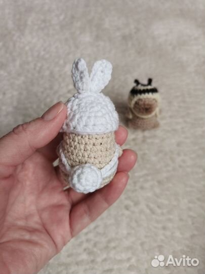 Вязаная капибара в шапочке