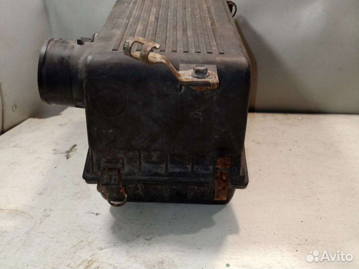 Корпус воздушного фильтра Toyota Carina E седан