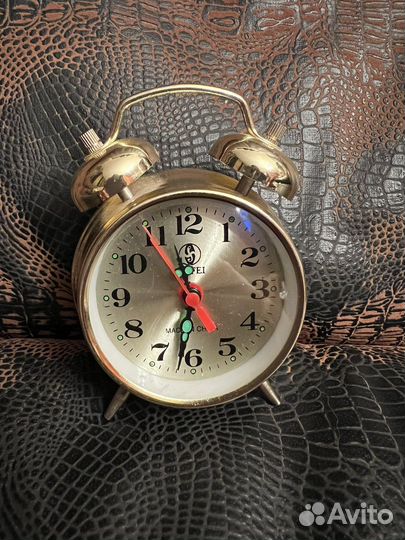 Часы ретро будильник механические