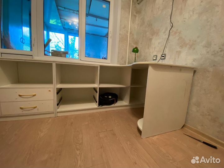 Письменный стол для школьника белый