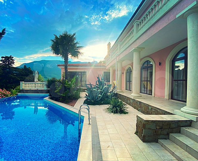 Дом 506 м² на участке 14 сот.