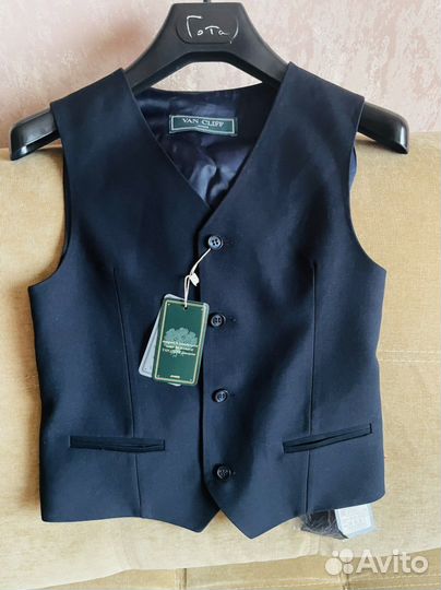 Жилетка новая для мальчика парадная школьная