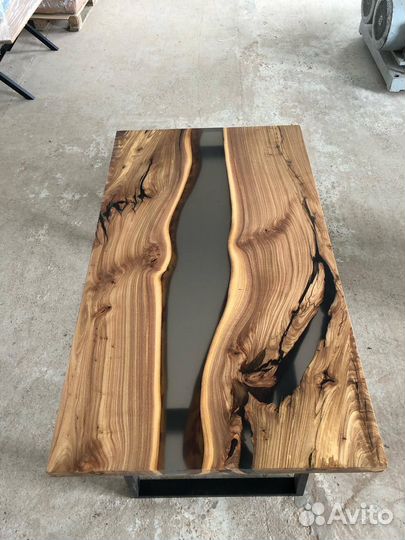 Стол из эпоксидной смолы река
