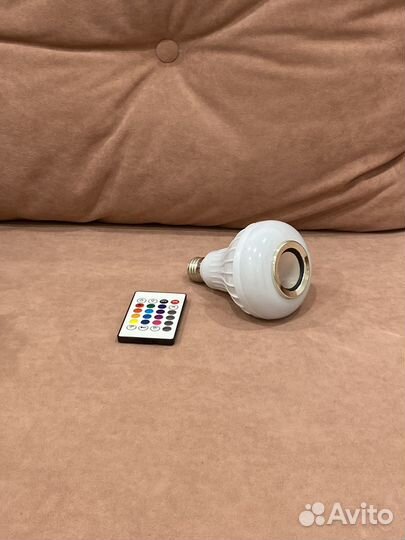 Лампочка с колонкой и пультом