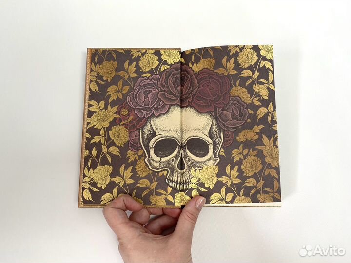 Книга фэнтези Розы и тлен Кэт Ховард