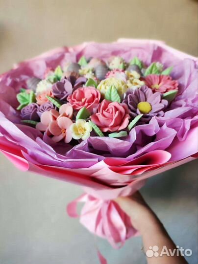 Съедобные букеты из шоколадных цветов, клубника