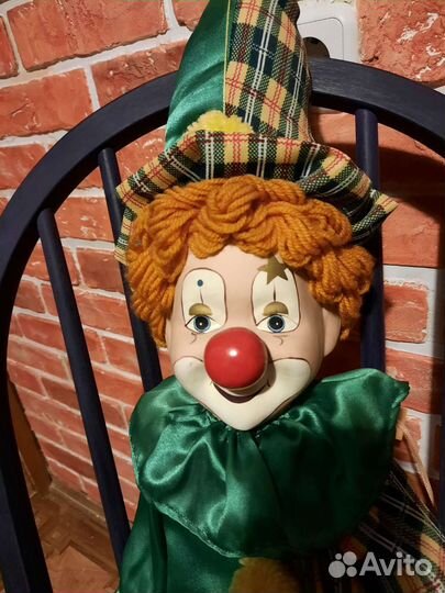 Большой клоун на качелях