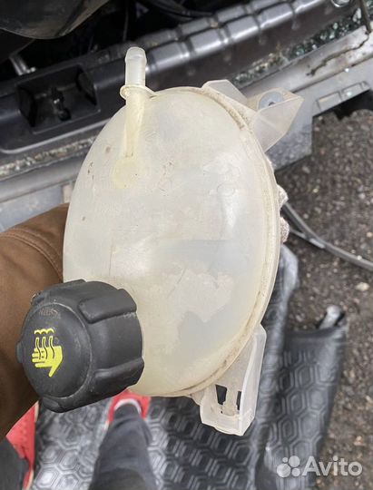 Расширительный бачок renault nissan LADA