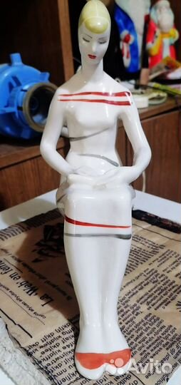 «Фарфоровая статуэтка «Девушка с книгой» лзфи»