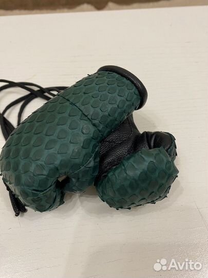 Перчатки подвеска в машину из кожи питона