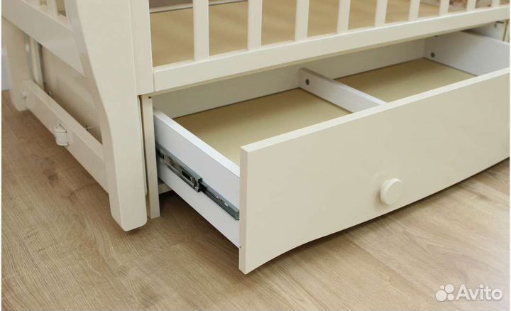 Детская кроватка с поперечным маятником