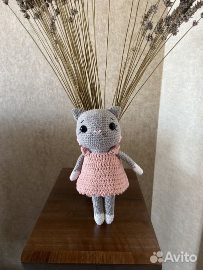 Вязаная кошечка игрушка