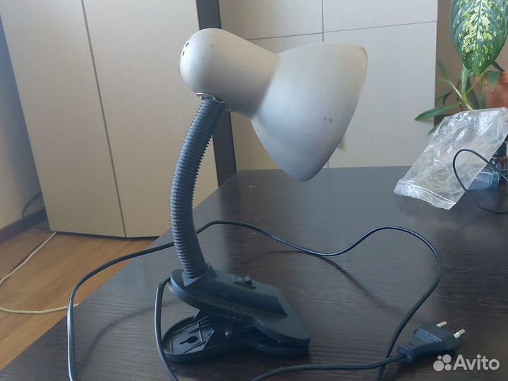Настольная лампа на крепеже