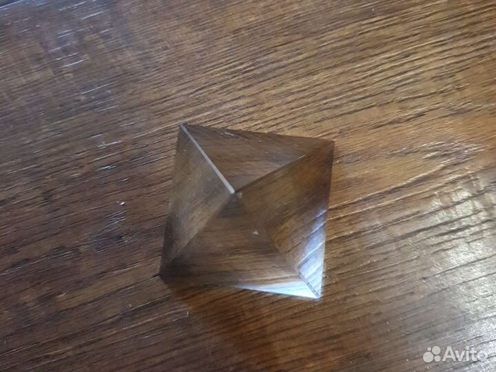 Стеклянная пирамидка