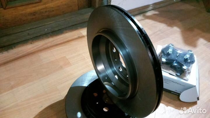 Задние тормозные диски и колодки Volvo XC90