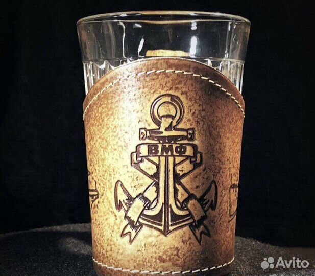 Граненый стакан в кожаном подстаканнике