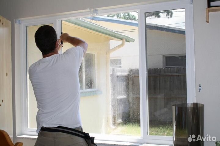 Монтажник архитектурных пленок на окна